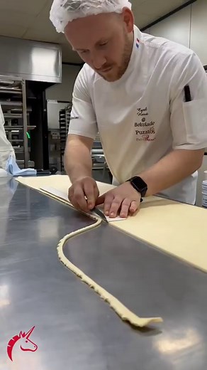 Así hacemos laminados en Puratos 🥐 con @cyrilherve y nuestros pasteleros y panaderos @chefagus_palacios @chef.danielsanchez @ayusochocolatier @kike.rivas.754 @omar.yago.1984 | Puratos México