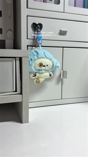 love this cute cat head keychain as a backpack charm and it’s such a cute little detail. lightweight, soft-looking, and actually feels nice for something this small. would make a simple gift too. tags: cat head keychain, cute cat keychain, kawaii keychain, backpack charm, bag accessory, cute keychain gift, animal keychain, aesthetic bag charm, small gift idea, cute accessories hashtags: #catkeychain #cuteaccessories #bagcharm #kawaiistyle #giftideas