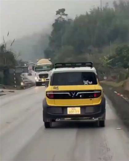 Clip thật 100%: VF3 mới chạy được bao lâu mà bánh sau bên phụ đã “si ca que” thế này? Không lái ẩu, không đụng chạm, không offroad gì hết – chỉ chạy đường đô thị bình thường. Ai từng gặp lỗi bánh sau/treo/phanh sau VinFast #VF3 thì comment chia sẻ. | Phuong Ngo