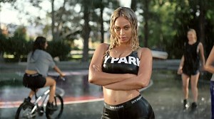 Beyonce Tampil Sensual dan Menggoda dalam Brand Bikini Terbarunya