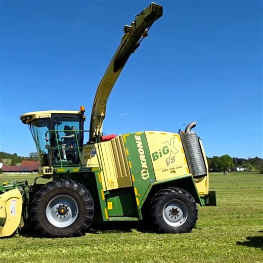 Another high load working day started with this amazing krone BIGX silage machinery 🔥👍✅️ #grasssilage #silage #machinery #kronebigx | Big Machines