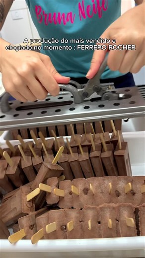 Bruna Neife Picoléteria 🩷 on Instagram: "🍫 O barulhinho da produção não mente: hoje tem Ferrero Rocher fresquinho 🤤🎧 Aumenta o volume! #FerreroRocher #ASMRConfeitaria #BrunaNeifeConfeitaria #ProduçãoDoDia #DocesArtesanais #Confeitaria #Guararapes #ChocolateAmargo #ReelsDeComida #FoodASMR #SonsDaCozinha #FeitoComAmor"