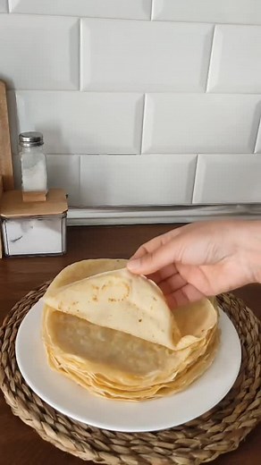 Crepes - Ingredientes: 2 huevos, 200g de harina, 500ml de leche, 20g de mantequilla sin sal, 1/2 cucharadita de sal. *Te saldrán aprox. 20 crepes de 16cm /- #crepes #crepesalado #receta #recetasrapidas #recetasfaciles #recetasquefuncionan #frilloas #canelones #lasañacasera #sabroso #delicious #panqueques