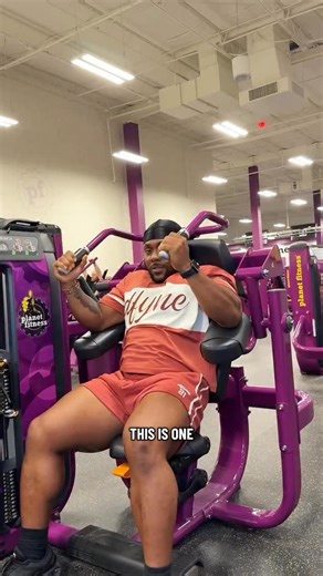 QuanB | Fitness Coach on Instagram: "Abdominal Crunch Machine the RIGHT way🔥💪🏽outfit @dfyne.official code QUANB #abs #coreworkout #crunches #abworkout #gymtips"