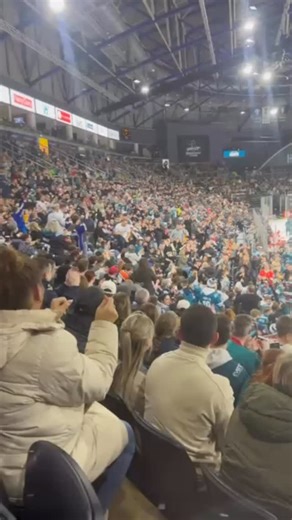 The one and only Cameron Hughes is back with the Belfast Giants — and yes… the Dad Dance is in full flow 🕺🔥 Crowd hype level: MAX. #BelfastGiants #CameronHughes #Superfan #DadDancer #lovebelfast | LoveBelfast