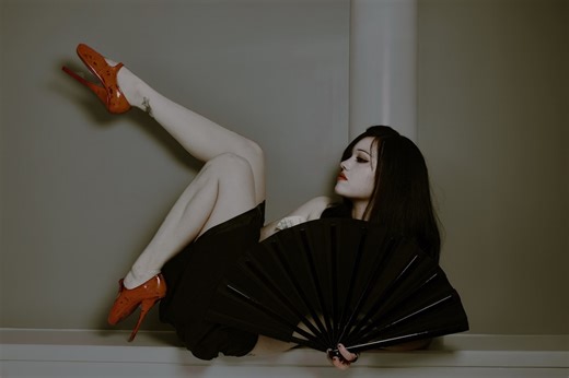 Ms* Gloom is the Gossip Girl-obsessed alt-pop star of the future