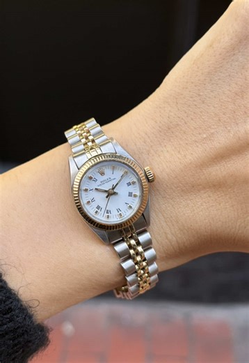 Timeless elegance in its purest form. ✨ The Rolex Oyster Perpetual 26mm Ref. 6719 Gold & Steel features a classic white dial paired with a beautiful Jubilee bracelet — the perfect everyday Rolex for her. Elegant, versatile, and effortlessly iconic. 📍 Whizz Watch 2 Union Street, Brighton, BN1 1HA 📞 07765 178845 🌐 whizzwatch.co.uk 📩 DM us for details or part exchange #RolexLadies #RolexOysterPerpetual #rolex#rolexgold #LuxuryWatches