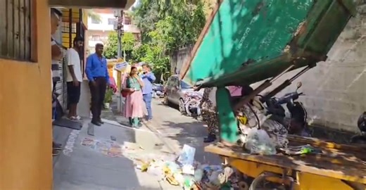 ഇതാ, തിരിച്ചു തന്നിരിക്കുന്നു! വലിച്ചെറിഞ്ഞ മാലിന്യം വീടിനുമുന്നിൽ കൊണ്ടിട്ട് ബെംഗളൂരു കോർപറേഷൻ