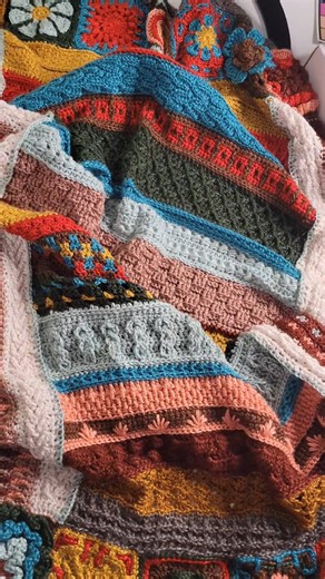 What a year it has been! ❤️ I've enjoyed every moment of the Jimmy Beans Wool Blanket Kit Club 2025, and now I have this stunning throw to show for it. And now? I'm filming video tutorials for both the knit and crochet kits for 2026! 🌟 Patterns for both 2025 and 2026 designed by the talented @lenaskvagerson 😍 It's been extra fun to take this journey with @coco.crochet.lee , @lo_rain_knitwear , and @gotham.knits 🔥 See you next year! 😘 #jimmybeanswool #blanketkitclub #crochet #beanstalkyarn mo