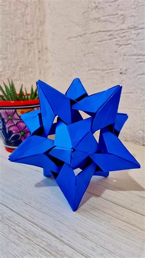 KUSUDAMA TWISTAR. ORIGAMI MODULAR. Te comparto este Kusudama, diseñado por Miyuki Kawamura. Me encantó el efecto que da, como si los módulos se unieran por dentro. Espero que te guste y te sirva para armar el tuyo. Lo volveré a hacer, ahora en otro color. En mi otra red sociales estaré compartiendo el paso a paso, espéralo. Necesitas 30 módulos de 4x10cm. Prueba jugando con las medidas y los colores. SÍGUEME si te gusta este contenido ☺️ #origamimodular #yosoypalomasv #kusudama #twistarkusudama