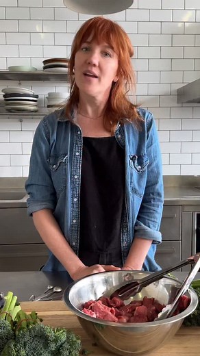 SILKY TENDER BEEF FOR STIR FRIES 🥩 This quick technique, known as ‘velveting’ in Chinese cooking, uses common pantry ingredients to tenderize tougher cuts. What you need: • Sliced beef (e.g., flank steak or skirt steak) • Baking powder • Cornflour (Cornstarch) • Salt Directions: 1. In a bowl, toss the sliced beef with a small amount of baking powder, cornflour, and salt. 2. Ensure the beef is evenly coated. 3. Set the beef aside to marinate for 15 minutes before cooking. Baking powder raises th