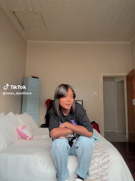 Engaging Conversations in a Minimalist Room Setting