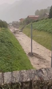480K views · 4.1K reactions | De graves inondations ont touché la commune de Brienz dans le canton de Berne en cette fin d’après-midi. Les dégâts sont très importants dans cette zone où il est tombé près d’un mois de pluie en seulement 1h!❌ : Rick Gander | Météo Robin | Facebook