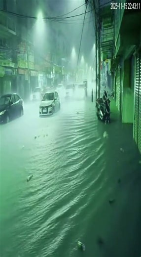 Street Flood Caught on CCTV — Cars Stuck in Rising Water 🌊 #viralvideo #flood #4kvideo #trending