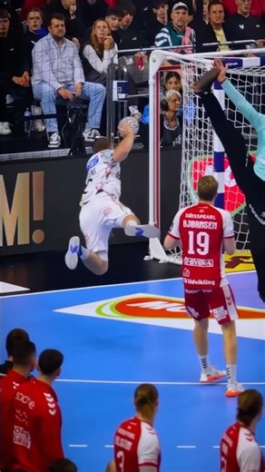 He changed plan in the air 😱 #handball #ehfcl #ehffinal4 #clm