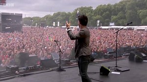 What a way to kick things off! Stereophonics' delightful frontman Kelly Jones conducts the crowd as the band leaves the stage at Radio 2 in Hyde Park. | BBC Radio 2