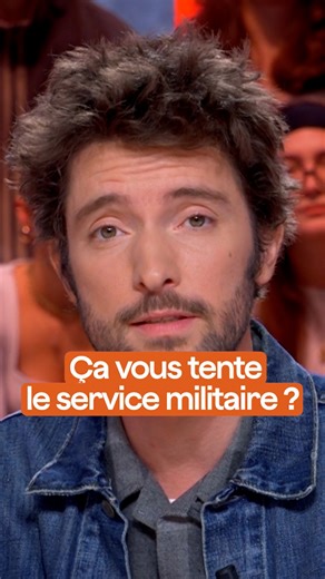 « Je ne vois pas trop le but ». Emmanuel Macron s'est déplacé à Varces, ce jeudi, pour tenir un discours sur le service militaire. Ce service militaire volontaire, d’une durée de dix mois, entrera en application à l’été 2026 et se déroulera « exclusivement sur le territoire national ». Il espère convaincre 10,000 jeunes d'ici 2030 et 50,000 d'ici 2035. Qu'en pensent les premiers concernés ? | Quotidien avec Yann Barthès