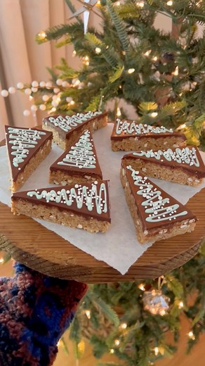 Salted peanut butter Christmas trees🎄these no bake treats are mixed with rice cereal, pretzels, oats, chocolate, and peanut butter for the perfect salty and sweet combo. They’re so quick, easy, and fun to make - especially with your little ones! Full recipe is on my website! | Butternut Bakery