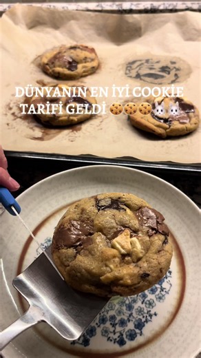 BEKLENEN COOKİE TARİFİ GELDİ!!!!! 🍪🍪🍪 Nasıl olduğunu anlatmama gerek yok😎 hemen malzemelere geçiyorum👇🏽👇🏽 Malzemeler: - 125 gram tereyağ - 90 gram esmer şeker - 60 gram beyaz şeker - 1 oda sıcaklığında yumurta - 1 paket vanilin - 1 kaşık nişasta - yarım silme çay kaşığı karbonat - yarım çay kaşığı kabartma tozu - 1 çimdik tuz -1.5-2 çay bardağı un - yaklaşık 200 gram iri doğranmış çikolata 🚨 tereyağını küçük ocak orta ateşte sürekli karıştırarak esmerleştiriyoruz ve kullanmak için sıcağ
