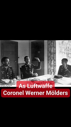 👉el as de la Luftwaffe Coronel Werner Mölders debatiendo tácticas de combate aéreo en una comida con la mirada atenta del también as de la Luftwafe el General Adolf Galland.🏴‍☠️🏴‍☠️🏴‍☠️ El Coronel Mölders murió por un accidente aéreo en 1941 y el General Galland sobrevivió a ls WWII💥💥💥 | Militaria lagleize1944 Free