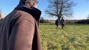 Aujourd’hui c’était découverte et mise en pratique des différents types d’apprentissage pour le cheval avec les méthodes du clicker training / approche-retrait entre autres avec les accompagnateurs de Caval'Form L’occasion pour certains de nos chevaux d’améliorer leur comportement et surtout leur rendre positive des expériences de soins basiques, comme l’usage d’un spray. Pour nous l’occasion surtout de prendre conscience que chacune de nos actions a une influence sur l’apprentissage du cheval, 