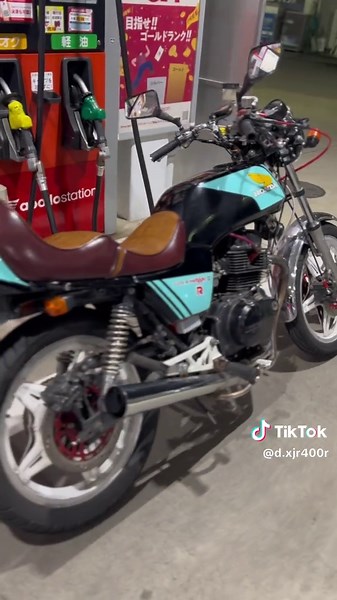 XJR降りて、バブに乗り換えました〜 ああ、ヤシメガ欲しい😤 サイレンサーなくてサイズ違いなのは気にしないで😂 #honda #cb250nd #スーパーホーク #バブ #旧車 #単車 #愛車