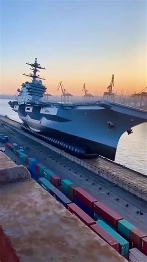 Chaos erupts at the harbor as a massive aircraft carrier suddenly tilts and collapses, sending shockwaves through the docks in a split second. 🚢⚠️ #viralreel #navy #aircraftcarrier #harborincident #maritimedisaster #navalpower #emergencyresponse