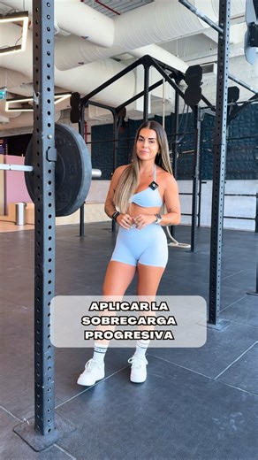 Ivonne Muñoz | Entrenamiento & nutrición online on Instagram: "✅ Formas de aplicar la sobrecarga progresiva: 1️⃣ Aumenta el peso: Cuando ya puedes completar tu rango máximo de repeticiones con buena técnica y aún podrías hacer 2-3 más sin problema, sube el peso entre un 2% y un 5%, según el ejercicio. 2️⃣ Aumenta las repeticiones: Si aún no puedes subir el peso, añade 1 o 2 repeticiones más por serie hasta llegar al rango máximo. 3️⃣ Aumenta el volumen total: Puedes sumar una serie extra o inclu