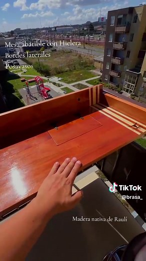 Brasa (@brasa_) - Mesa Plegable para Balcón con Hielera y Bordes Laterales