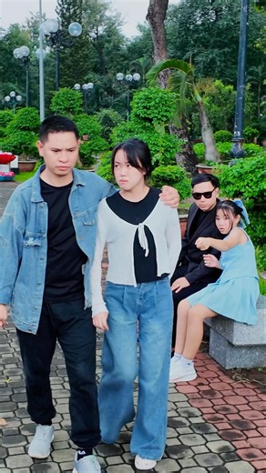 She Pretended to Trip… It Was a Hidden SOS 🆘🌿 MEO KIND