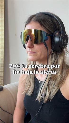 Bernadette Alvarez Tostado Daccarett on Instagram: "Tu sistema nervioso no necesita más fuerza de voluntad. 🧠✨ Necesita seguridad, ritmo y repetición. El AVE (Audio-Visual Entrainment) es una tecnología que utiliza estímulos de luz y sonido a frecuencias específicas para que tu cerebro se sincronice con la frecuencia deseada (calma, enfoque, descanso o regulación emocional). Cuando el cerebro ha pasado mucho tiempo en modo alerta, no se regula pensando. Se regula a nivel neurológico. Con