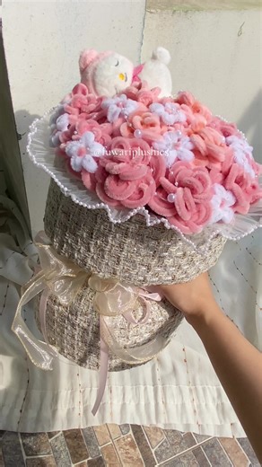 round bouquet korean style with melody plushies 🎀 and 25 handmade flowers 🌸 — shopee: fuwariplushies #buketbungaartifical #bungakawatbulu #buketbunga #hadiahulangtahun #chenilleflowers #pipecleanerflowers #koreanstylebouquet