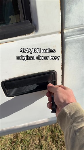 479,101 miles, original door key. How many times do you think it’s been used? #chevy #silverado #gmt400 #truck #obs | Questionable Craftsman