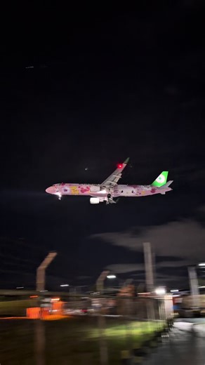 EVA Air A321 Hello Kitty (Pinky Jet) Lands in Manila
