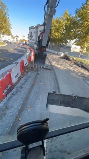 2.1K views · 49 reactions | Quand il y’a des imprévus et qu’il faut que tout soit prêt pour le lendemain mais que le camion n’es pas là donc tout sur le côté #chantier #pelleteuse #pelle #volvo #rototilt #terrassement #bordure #work #terre | Edouard Lajus Vinot | Facebook