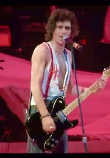 Keef ⚡️ The Rolling Stones “Little T & A” Brendan Byrne Arena East Rutherford, NJ November 5, 1981 ⚡️ #keithrichards #therollingstones #liveperformance #1980s #80s #80smusic #fenderguitar