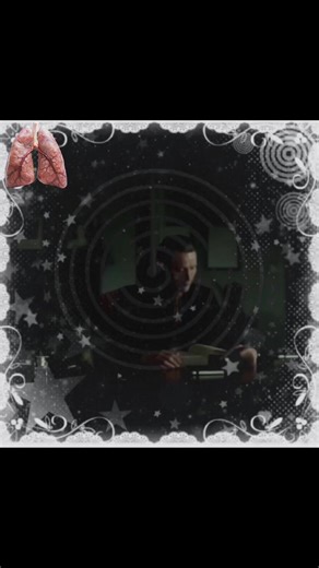 Will no es un rostro bien construido ni una suma de rasgos atractivos. Eso sería reducirlo a algo vulgar. Para mí, él es la materialización de una espera larga, silenciosa, casi disciplinada. El hombre que llegó cuando el deseo ya no era impulsivo, sino consciente. Es el chico que he querido en mi vida de forma romántica desde hace tiempo, incluso antes de ponerle nombre a esa necesidad. Mis historias anteriores estuvieron llenas de juegos ajenos, de afectos a medio decir, de personas que tocaba