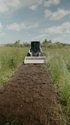 This reverse pass you see is the SECOND pass on this deep-rooted established prairie grass. We cut with one forward pass prior. The drum doesn’t clog because the cutting edges keep the grass from wrapping up. This should have been mowed, tilled, or disked prior to running the Hydra Bucket over it. We wanted to show the extreme, because extreme goals require extreme tools. … #sodprep #patiobuild #grading #landscapers #landscapersofinstagram #landscapers_of_instagram #hardscape #hardscapecartel #h