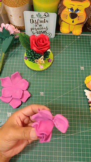 Tutorial de cómo hacer un lápiz con flor de fomi🌹 no tengo derecho de autor | Elvirita