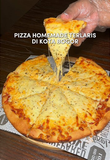 PIZZA HOME MADE TERLARIS DI BOGOR! PIZZA BRISKET MELIMPAH CUMA 135rb! 🔥 Warga Bogor mana suaranya? Dev Bakery ngeluarin menu baru: Pizza Brisket! Topping smoked brisket-nya beneran royal, smokey, gurih, plus keju yang lumer parah. Gak cuma pizza, di sini juga ada Lapis Legit & Cookies yang premium banget buat hampers. Tempatnya makin luas & kids friendly! ✅ Halal Certified @Dev Bakery 2018 📍 Dev Bakery, Bogor Jl. Puspa Sari Jl. Raya Taman Cimanggu, Kedung Waringin, Kec. Tanah Sereal, Kota Bogo