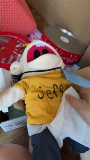 Unboxing the brand new Jeffy puppet ￼