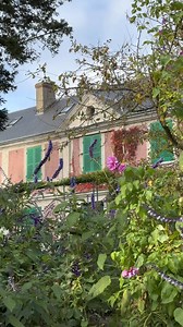 Sous les arches du Clos Normand, on devine tout un voyage. Monet passe 43 ans à Giverny, y façonnant un jardin inspiré de ses découvertes en Italie et aux Pays-Bas. Des champs de tulipes aux jardins méditerranéens, chaque souvenir s’est enraciné ici, donnant naissance à ce chef-d’œuvre vivant. | Maison et jardins de Claude Monet à Giverny