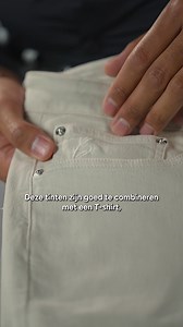 𝗩𝗮𝗻 𝗯𝗼𝗮𝗿𝗱𝗿𝗼𝗼𝗺 𝘁𝗼𝘁 𝗯𝗼𝗿𝗿𝗲𝗹, 𝘇𝗼𝗻𝗱𝗲𝗿 𝗼𝗺𝗸𝗹𝗲𝗱𝗲𝗻. Jeans met de uitstraling van maatwerk en het comfort van premium denim. Perfect voor tijdens een zakelijke bespreking én voor een vrijdagmiddagborrel. Ontdek jouw perfecte pasvorm vandaag. | Bukser Jeans