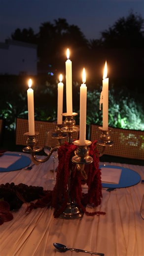 21 Catering on Instagram: "Una forma mas sencilla de hacer arreglos. Añadiendo elementos de plata como espejos, velas y tonos vino logramos este estilo elegante✨ . . . #tutorial #floreria #tips #eventos #bodas"