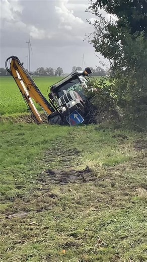 Tractor fails | Can’t park there.. 🚜😅 By @jaydenf036 #steyr #stuck #tractor #fail #tractorfails #farmlife #agriculture | Instagram