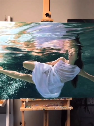 She creates hyper realistic acrylic paintings of water, capturing motion, depth & light with an almost cinematic precision. Through subtle shifts in tone & unexpected color choices, she builds an illusion that feels truer than reality once your eye locks into the reference. Artist lenadanya (Instagram) #portraitart #hyperrealism #hyperrealistic #realisticart