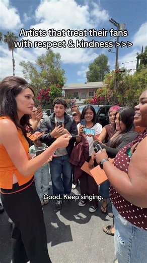 Sienna Spiro is one of the rare and few that treats her fans like this 😭😭 SIENNA SPIRO