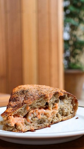 PANEPORCINI_FUKUSHIMA on Instagram: "大阪福島で焼きたてパンの美味しいお店なら▷ @paneporcini_fukushima⠀ ⸻ ✨パネポルチーニの名物パンに新たな仲間が登場！✨ 塩フォカッチャ、もちパン、クリームパン… 人気の名物に並んで堂々と仲間入りしたのが 【明太カンパーニュ】 もっちり香ばしいカンパーニュに明太子の旨みがたっぷりと詰まった贅沢な逸品です。 もう召し上がっていただけましたでしょうか？ パン好き必食の新定番、ぜひ店頭でご賞味ください🍞 ⠀ 営業時間⠀ 9:30open⠀ 23:00close⠀ ⠀ #パネポルチーニ #大阪パン屋 #福島区グルメ #明太カンパーニュ #塩フォカッチャ #もちパン #クリームパン #大阪グルメ巡り #パン好きと繋がりたい #パンのある暮らし #食べ歩き大阪"