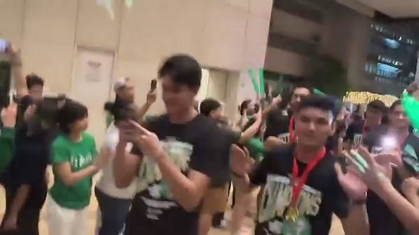The La Sallian crowd cheered as the Green Archers, the #UAAPSeason86 champions, finally arrived home in the university. | via Champ de Lunas, ABS-CBN News | ABS-CBN News