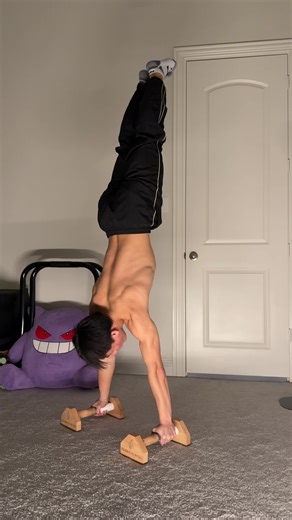 The best Handstand push-up tutorial ever #handstand #handstandpushup #handstandpushups #fyp #calisthenics